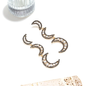 Orecchini bohémien a mezzaluna dorata con strass scintillanti e design a tre strati pendenti