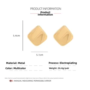 Vue détaillée de boucles d'oreilles géométriques dorées avec dimensions 5,4cm x 5,1cm