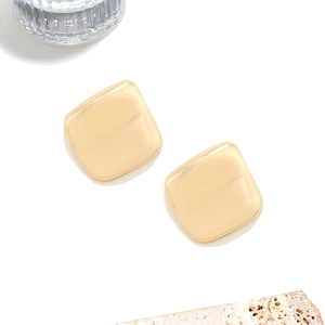 Boucles d'oreilles carrées dorées minimalistes avec finition métallique polie pour femme