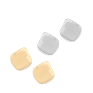 Vue détaillée de boucles d'oreilles carrées minimalistes en métal poli doré et argenté