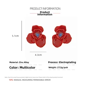 Dimensions détaillées de 5,1 cm par 4,3 cm pour ces boucles d'oreilles fleurs en émail rouge