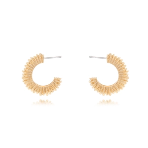 Boucles d'oreilles créoles dorées en C avec texture rétro sur fond blanc épuré