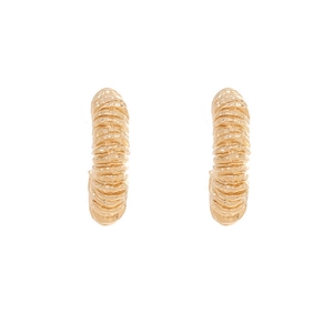Boucles d'oreilles créoles dorées en C avec texture striée sur fond blanc propre