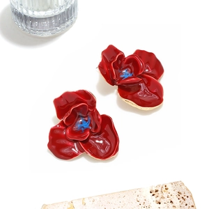 Élégantes boucles d'oreilles fleurs 3D en émail rouge avec bordure dorée raffinée