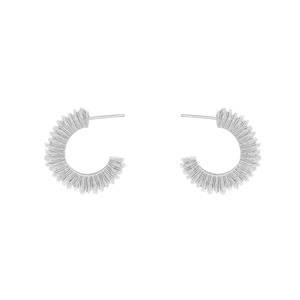 Boucles d'oreilles créoles C argentées vintage avec texture plissée et fini mat
