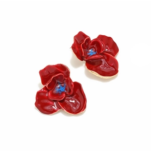 Boucles d'oreilles fleurs 3D avec émail rouge foncé et bordure en métal doré