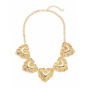 Collana vintage dorata con pendenti a cuore testurizzati e ciondoli bombati da donna