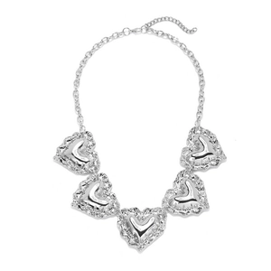 Collana vintage argentata con cinque ciondoli a cuore testurizzati e maglia a catena