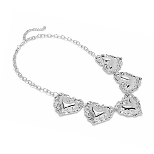 Collana retrò argentata con pendenti a cuore testurizzati dallo stile vintage