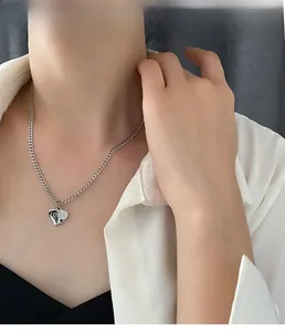Detailansicht der silbernen Herz-Halskette mit LOVER-Gravur und feiner Gliederkette