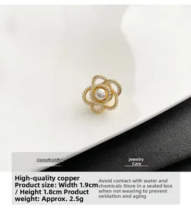 Vue détaillée d'une broche camélia en cuivre de qualité avec perle élégante