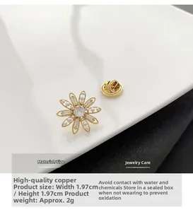 Détail de la broche marguerite avec perles et zircone cubique sur une assiette en céramique