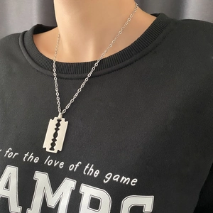 Collana con ciondolo a lama di rasoio in acciaio al titanio per uomo e donna su nero