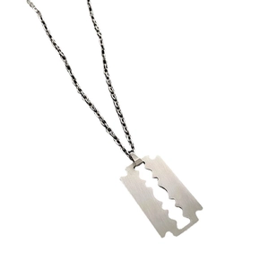 Collana con ciondolo a lama di rasoio in acciaio al titanio con texture spazzolata