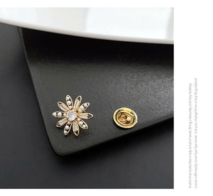 Gros plan détaillé d'une broche fleur avec perles blanches et cristaux sur fond noir