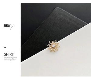 Détails de la broche fleur de marguerite avec perles incrustées et cristaux brillants