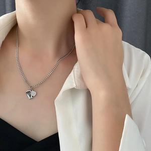 Halskette aus Titanstahl mit Herzanhänger, LOVER-Gravur und feiner Gliederkette