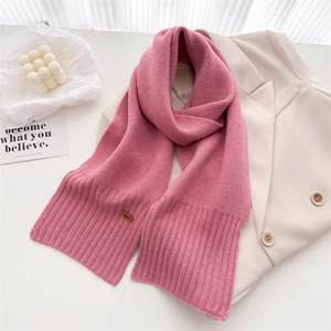 Weicher pfirsichrosa Strickschal aus Wolle mit Rippmuster und Vintage-Label für Winter