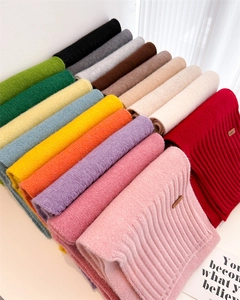 Detailaufnahme bunter Strickschals aus Wolle mit verschiedenen Farben und Rippenmustern
