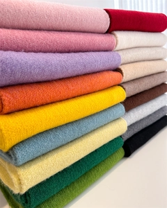 Nahaufnahme weicher Strickschals aus Wolle in diversen Farben mit feiner Textur