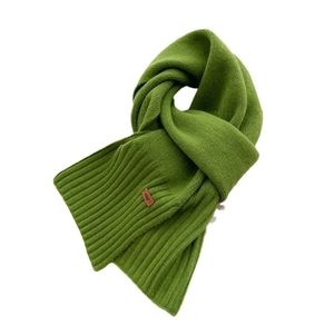 Weicher grasgrüner Strickschal für Damen mit Rippbündchen und Lederetikett für Herbst