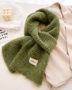 Détail de la texture d'écharpe en laine verte avec étiquette Bonogeed et aspect mohair