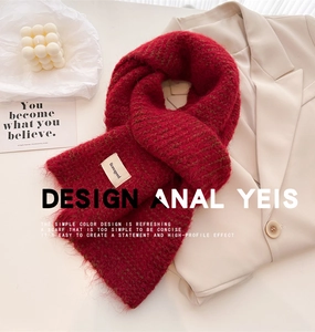 Détail de l'écharpe en tricot de laine rouge foncé avec texture mohair et étiquette de marque