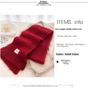 Détail d'une écharpe en tricot rouge 160x21cm posée sur une veste blazer beige