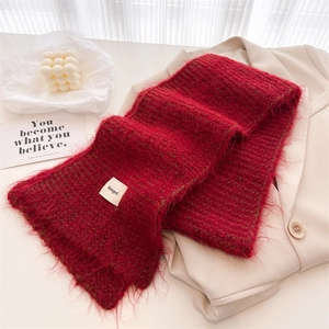 Détail d'une écharpe en tricot rouge mohair avec étiquette Bongeed sur blazer