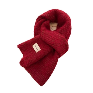 Écharpe rouge en maille de laine pour femme avec écusson logo blanc pour l'hiver