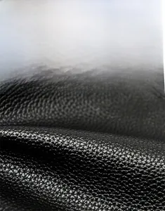Gros plan sur du similicuir noir texturé litchi avec une surface souple et résistante