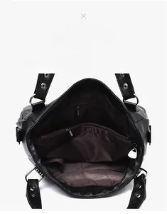 Vue intérieure du sac cabas noir montrant les compartiments à double fermeture