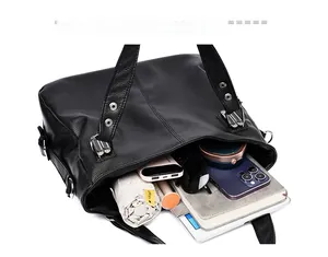 Vue de dessus d'un grand sac cabas noir en cuir grainé avec un intérieur spacieux et pratique