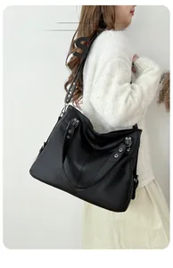 Détail du grand sac cabas noir avec texture grainée et double bandoulière amovible