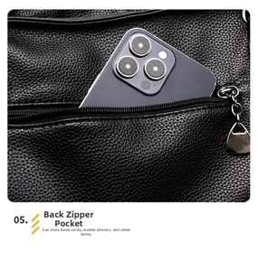Détail de la poche zippée arrière sur sac en cuir noir montrant l'espace pour téléphone