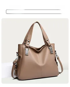 Détail du sac cabas en cuir PU marron montrant la texture grainée et les boucles en métal