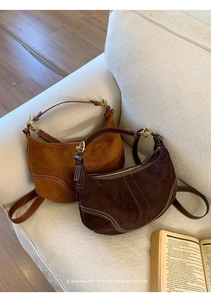 Détail de sacs bandoulière rétro en daim marron et caramel avec surpiqûres blanches