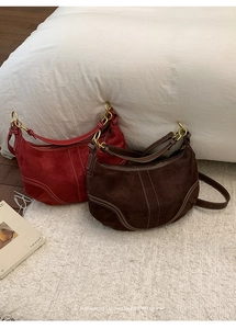 Détails des sacs demi-lune en daim rétro avec surpiqûres blanches et boucles dorées