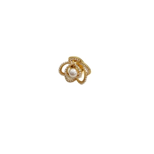 Élégante broche fleur dorée avec perles, accessoire raffiné pour costumes et chemises