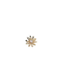 Broche fleur dorée élégante avec perles blanches et cristaux sur fond blanc épuré