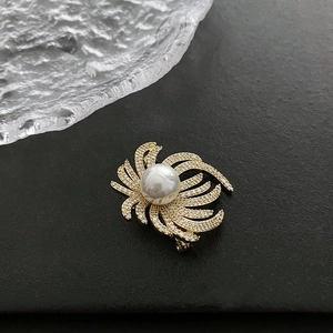 Vintage Light Luxury Copper Micro Pave Zircon Artificial Pearl Brooch Pin For Women Hollow Floral Design Banquet Wedding Jewelry Gift