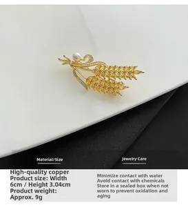 Détail de la broche en épi de blé doré en cuivre avec perles et cristaux scintillants