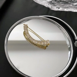 Broche Visage Souriant Minimaliste en Cuivre Plaqué Or avec Zirconium Baguette Épingle Courbée pour Costume Cardigan Bijoux Femme