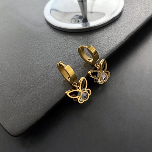 Elegante goldene Titanstahl Schmetterling Creolen mit funkelndem Zirkonia Kristall Detail