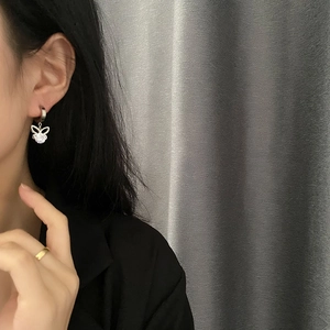 Silberne Titanstahl-Ohrringe mit Hasenanhänger und Kristall für Damen im modischen Look