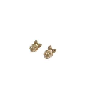 Eleganti orecchini a fiocco dorati con cristalli e grappoli di perle pendenti