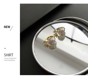 Boucles d'oreilles cœur en perle avec placage or et zircons sur support miroir
