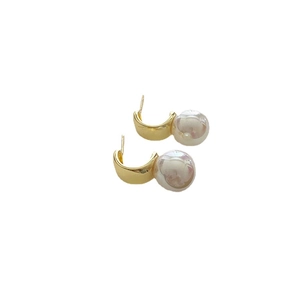 Elegant gold C-shaped S925 silver needle earrings with glossy pearls on white background