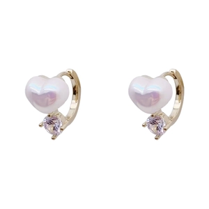 Boucles d'oreilles cœur en perle avec zircon rose et fermoir doré sur fond blanc