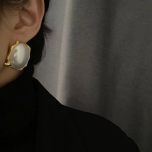 French vintage pearl stud earrings with irregular gold wavy border for a luxury look